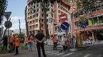 Petugas Bersihkan Halaman Mal di Odesa Usai Dirudal Rusia