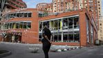Petugas Bersihkan Halaman Mal di Odesa Usai Dirudal Rusia