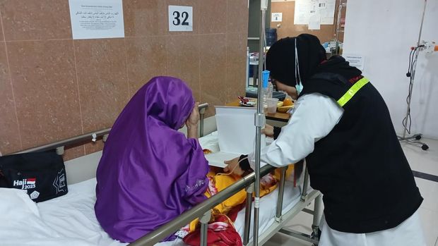 Petugas haji 2023 membantu jemaah Lansia saat Tayamum