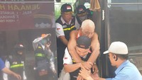 Banyak Lansia yang mengalami keterbatasan, petugas haji pun turun tangan. Salah satunya dengan menggendong jemaah. (Foto: Dokumentasi Media Center Haji PPIH Arab Saudi 2023)