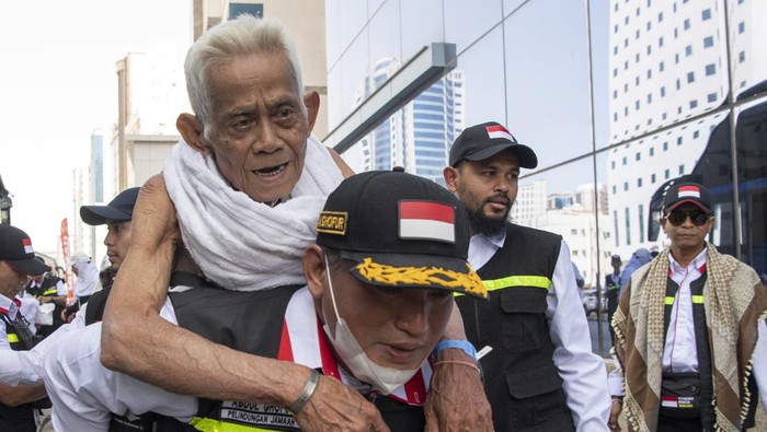 Petugas Haji 2023 menggendong dan membantu jemaah haji Lansia Petugas Haji 2023 menggendong dan membantu jemaah haji Lansia