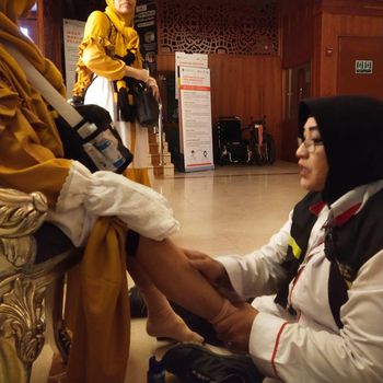 Petugas haji melayani kebutuhan jemaah haji Lansia di Sektor 5 Madinah