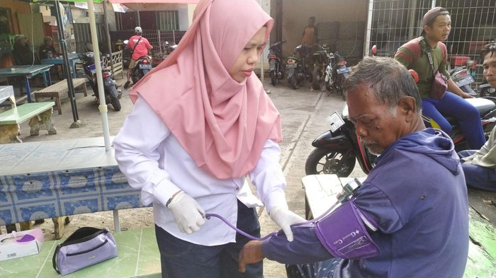 Petugas Puskesmas Sendangbiru sedang mengobati para ABK yang berhasil diselamatkan