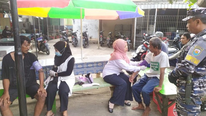 Petugas Puskesmas Sendangbiru sedang mengobati para ABK yang berhasil diselamatkan