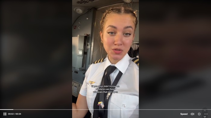 Pilot wanita pamer jendela