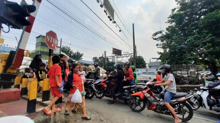 Pintu perlintasan KA Condet-Pasar Minggu akan ditutup. (Annisa Aulia Rahim/detikcom)