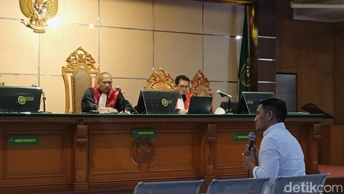 PNS MA nonaktif Muhajir Habibie saat menjadi saksi di pusaran kasus suap Hakim Agung. Muhajir menyebut ada tarif yang disiapkan untuk Hakim Agung Takdir Rahmadi supaya bisa memuluskan perkara yang telah dipesan.
