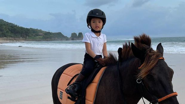 Potret Anak Artis Jago Berkuda