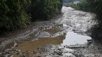 Meski sudah di beton, jalanan tersebut tetap rusak parah.  
