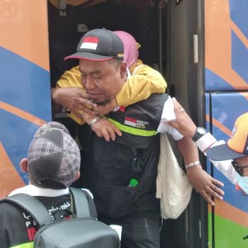 Potret petugas haji menggendong dan melayani jemaah haji Lansia