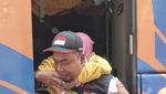 Potret Petugas Haji Gendong Jemaah Lansia di Tanah Suci