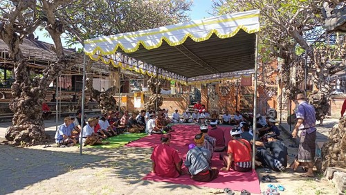 Prajuru bersama krama Desa Adat Banyuning, Buleleng, melakukan paruman agung di Pura Desa Banyuning, Rabu (14/6/2023). (Made Wijaya Kusuma/detikBali)