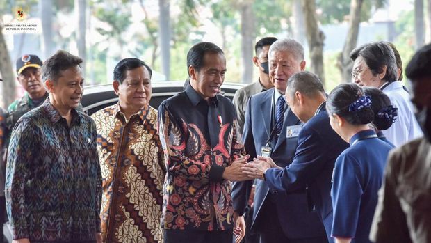 Presiden Joko Widodo menghadiri acara peresmian Tzu Chi Hospital di Pantai Indah Kapuk dengan bersama sejumlah menteri dan Pendiri Agung Sedayu Group Sugianto Kusuma alias Aguan. (Twitter @setkabgoid)