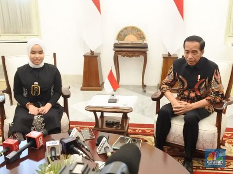 Presiden Joko Widodo mengundang Putri Ariani penyanyi asal Indonesia yang tampil di America's Got Talent ke Istana Kepresidenan, Rabu (14/6/2023). (CNBC Indonesia/Emir Yanwardhana)