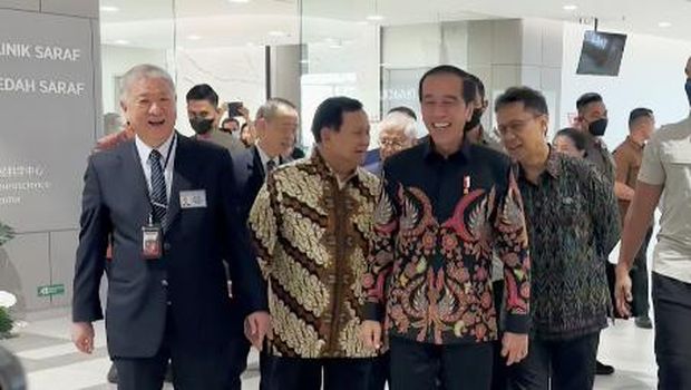 Presiden Jokowi akrab berjalan bersama Sugianto Kusuma atau Aguan. (Dok. Istimewa via Detikcom)