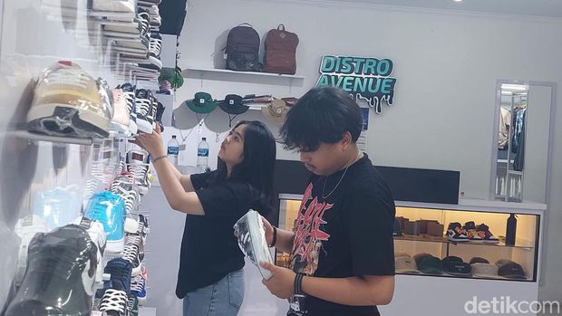 Distro di Kota Bogor menghadirkan produk lokal.