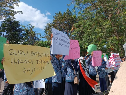 Puluhan guru madrasah di Lombok Tengah demo kantor Kemenag karena dana sertifikasi tidak kunjung dibayar, Rabu (14/6/2023). Foto: Ahmad Viqi/detikBali.