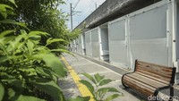 Hal tersebut karena para pemilik lapak belum membayar uang senilai Rp 6 juta rupiah, para pedagang kemudian meminta bantuan kepada Pemerintah agar segera membuka lapaknya. 