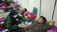 Pada pukul 14.00 WIB, tercatat 200 warga telah mendonorkan darahnya.