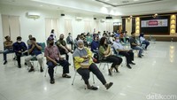 Warga mengantre untuk mendonorkan darahnya di PMI DKI Jakarta.  