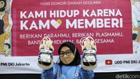 Petugas menunjukkan darah yang didonorkan oleh warga di PMI DKI Jakarta, Rabu (14/6/2023). Diketahui, Hari Donor Darah Sedunia diperingati setap tanggal 14 Juni.