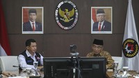 Kepala BNPB Letjen TNI Suharyanto dan Menko PMK Muhadjir Effendy saat melakukan rapat di Kementerian Koordinator Pembangunan Manusia dan Kebudayaan Republik Indonesia (Kemenko PMK), Jakarta, Rabu (14/6/2023). Rapat Tingkat Menteri tersebut terkait pembangunan bandara Vanuatu akibat bencana serta bantuan kemanusiaan di Myanmar.