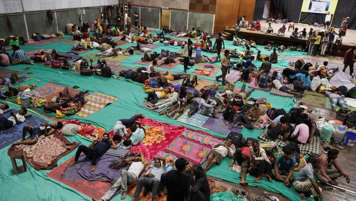 People evacuated from Kandla port sit outside a school converted into a shelter, before the arrival of cyclone Biparjoy, in Gandhidham, in the western state of Gujarat, India June 13, 2023. REUTERS/Francis Mascarenhas