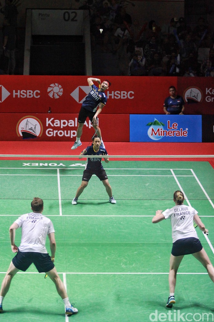 Rinov Rivaldy/Phita Haningtyas Mentari lolos ke babak kedua Indonesia Open 2023 di Istora GBK, Jakarta, Rabu (14/6). Mereka lolos setelah mengalahkan Thom Gicquel/Delphine Delrue.