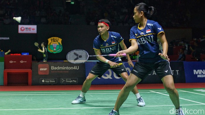 Rinov Rivaldy/Phita Haningtyas Mentari lolos ke babak kedua Indonesia Open 2023 di Istora GBK, Jakarta, Rabu (14/6). Mereka lolos setelah mengalahkan Thom Gicquel/Delphine Delrue.