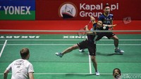 Rinov/Mentari melakukan serangan agar bisa memenangi pertandingan saat melawan Gicquel/Delrue.  