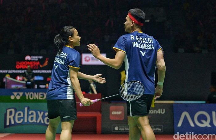 Rinov Rivaldy/Phita Haningtyas Mentari lolos ke babak kedua Indonesia Open 2023 di Istora GBK, Jakarta, Rabu (14/6). Mereka lolos setelah mengalahkan Thom Gicquel/Delphine Delrue.