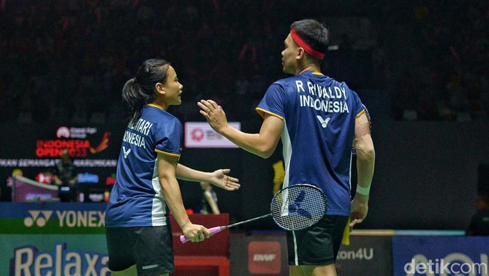 Rinov Rivaldy/Phita Haningtyas Mentari lolos ke babak kedua Indonesia Open 2023 di Istora GBK, Jakarta, Rabu (14/6). Mereka lolos setelah mengalahkan Thom Gicquel/Delphine Delrue.