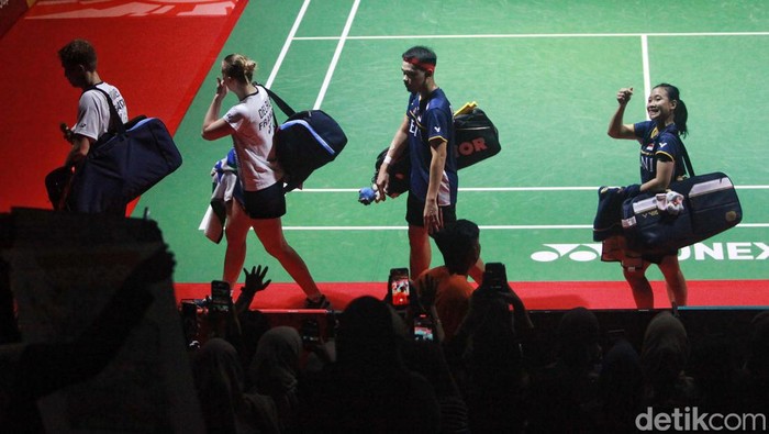 Rinov Rivaldy/Phita Haningtyas Mentari lolos ke babak kedua Indonesia Open 2023 di Istora GBK, Jakarta, Rabu (14/6). Mereka lolos setelah mengalahkan Thom Gicquel/Delphine Delrue.