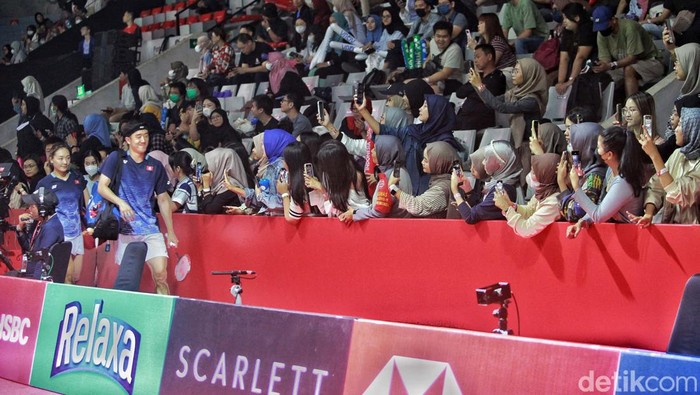 Riuh Sorak Penonton Ramaikan Indonesia Open 2023 Turnamen badminton Indonesia Open 2023 sudah memasuki hari kedua, Rabu (14/6). Riau sorak penonton menggema di Istora Senayan, Jakarta.