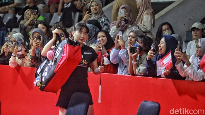 Riuh Sorak Penonton Ramaikan Indonesia Open 2023 Turnamen badminton Indonesia Open 2023 sudah memasuki hari kedua, Rabu (14/6). Riau sorak penonton menggema di Istora Senayan, Jakarta.
