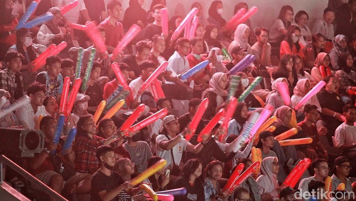 Riuh Sorak Penonton Ramaikan Indonesia Open 2023 Turnamen badminton Indonesia Open 2023 sudah memasuki hari kedua, Rabu (14/6). Riau sorak penonton menggema di Istora Senayan, Jakarta.