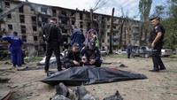 Rabu, 14 Juni 2023, seorang komandan militer Rusia yang berpangkat Mayor Jenderal dilaporkan tewas setelah terkena serangan rudal Ukraina dalam pertempuran di wilayah Zaporizhzhia. Kematian komandan militer itu terjadi saat pasukan Kiev melancarkan serangan balasan untuk merebut wilayahnya yang diduduki pasukan Moskow. Seperti dilansir Alarabiya News, Rabu (14/6/2023), kematian seorang jenderal militer Rusia itu dilaporkan oleh seorang pejabat pro-Rusia di wilayah Ukraina dan seorang koresponden perang pro-Kremlin dalam pernyataan via Telegram pada Selasa (13/6) waktu setempat. REUTERS/Andrii Dubchak