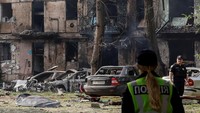 Jalan dan halaman dipenuhi kaca dan batu bata. Setidaknya lima mobil hancur sekam. REUTERS/Alina Smutko