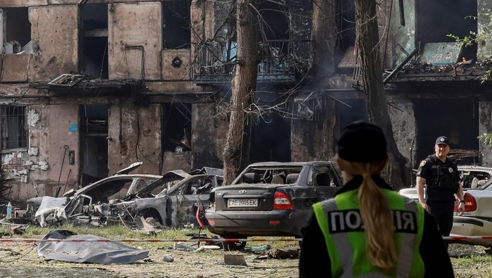 Rudal Rusia Hantam Kampung Halaman Zelenskiy, 11 Orang Tewas Rescuers work at a site of a residential building heavily damaged by a Russian missile strike, amid Russia's attack on Ukraine, in Kryvyi Rih, Dnipropetrovsk region, Ukraine June 13, 2023. REUTERS/Alina Smutko