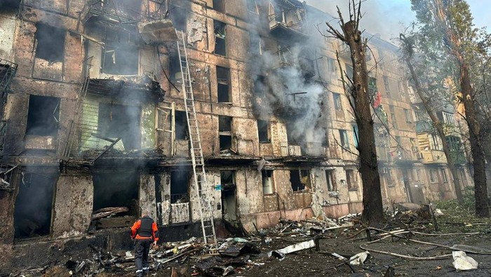 Rudal Rusia Hantam Kampung Halaman Zelenskiy, 11 Orang Tewas A view shows a residential building heavily damaged by a Russian missile strike, amid Russia's attack on Ukraine, in Kryvyi Rih, Dnipropetrovsk region, Ukraine June 13, 2023. Governor of Dnipropetrovsk Regional Military-Civil Administration Serhii Lysak via Telegram/Handout via REUTERS ATTENTION EDITORS - THIS IMAGE HAS BEEN SUPPLIED BY A THIRD PARTY. NO RESALES. NO ARCHIVES.