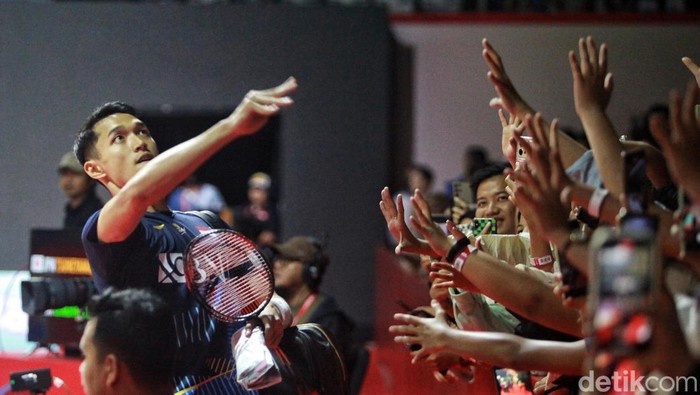 Saat Jojo Bikin Histeris Penonton Pemain bulutangkis Indonesia Jonatan Christie melempar souvenir ke arah penonton sebelum melawan pemain Jepang, Kanta Tsuneyama dalam penyisihan Indonesia Open 2023, di Istora Senayan, Jakarta, Rabu (14/6/2023). Sontak, para penonton makin histeris.