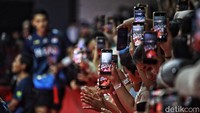 Para penonton juga mengabadikan Jojo yang berjalan menuju lapangan.  