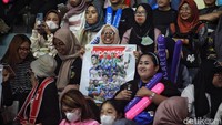 Selain itu, para penonton juga membawa balon tepuk dan poster bergambar atlet Indonesia yang berlaga di Indonesia Open 2023. Hal itu dilakukan untuk memberikan dukungan kepada atlet-atlet Indonesia.  