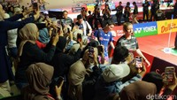 Jonatan Christie dan Kanta Tsuneyama berjalan menuju lapangan pertandingan.  