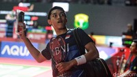 Jonatan Christie melemparkan souvenir ke arah penonton Indonesia Open 2023 di Istora Senayan, Jakarta, Rabu (14/6/2023).  