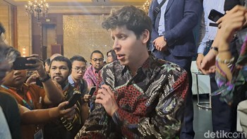 Kemarin, Sam Altman datang ke Jakarta dan membicarakan berbagai topik. Menurutnya, kemajuan teknologi pada dasarnya bisa berdampak pada perubahan signifikan. Jika melihat sejarah, inovasi teknologi sering menimbulkan pro kontra pada awalnya. Itu sering terjadi dalam sejarah edukasi, setiap orang mulai memperhatikan, kita bisa ambil contohnya kalkulator, itu kalau kita baca pemberitaannya dulu akan sama dengan apa yang terjadi sekarang, kata Sam Foto: Aisyah Kamaliah