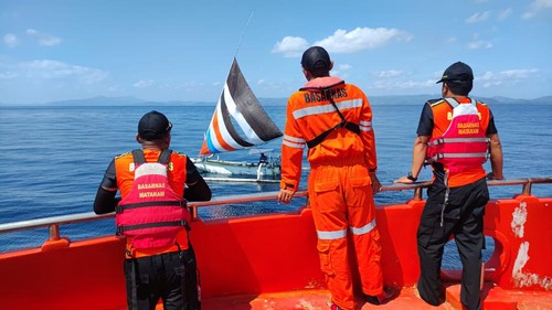 SAR Mataram mencari tiga nelayan yang hilang saat melaut di Lombok Barat, Rabu (14/6/2023).