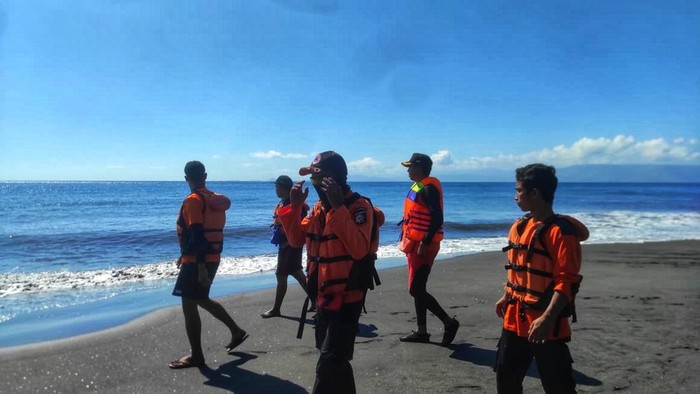 SAR Mataram menghentikan proses pencarian korban hilang di Pantai Tanjung Menangis. (Foto: Humas SAR Mataram)