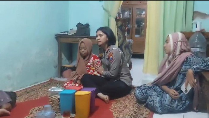 Sat Lantas Polres Malang saat menemui keluarga korban tewas kecelakaan maut di Malang