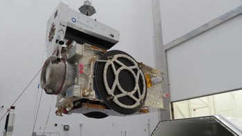 Posisi saat ini, satelit Satria-1 sudah terintegrasi dengan roket Falcon 9 milik SpaceX. Foto: Dok PT PSN